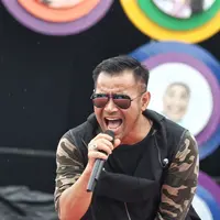 Menyebut perbedaan dalam album Self Titled ini, Kolaborasi yang dilakukan Judika tak dilakukan bersama para penyanyi professional. Melainkan, ia mengajak fansnya tergabung dalam albumnya. (Adrian Putra/Bintang.com)