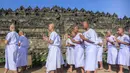 Para calon biksu Buddha bermeditasi dan berjalan tanpa alas kaki mengelilingi candi Borobudur. (DEVI RAHMAN/AFP)