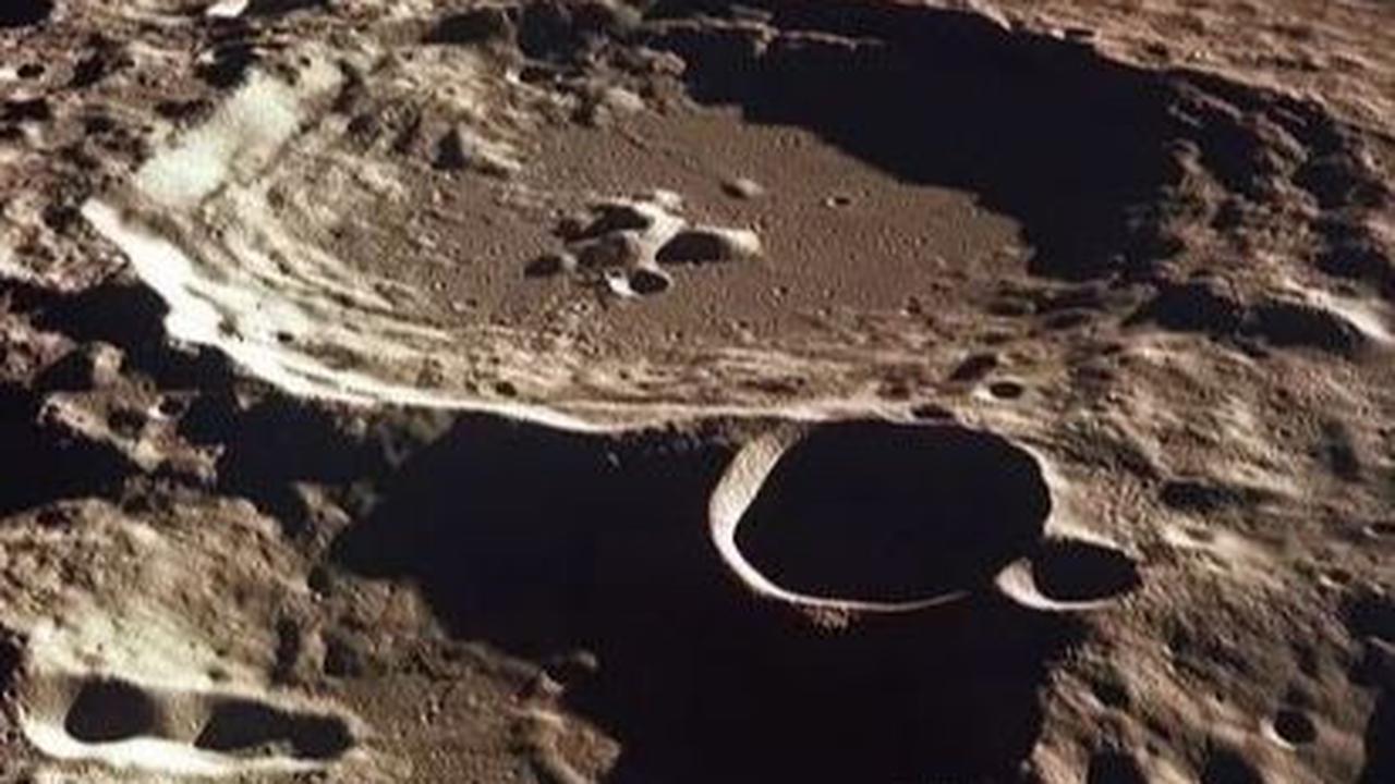Para ahli meyakini, Bulan terbentuk 4,41 miliar tahun lalu, ketika objek berukuran Mars menabrak Bumi dan memutuskan sebagian dari planet kita, menurut Live Science.