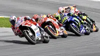 Pebalap Italia, Andrea Dovizioso saat memimpin didepan pebalap lainya pada balapan MotoGP Austria di Red Bull Ring, Spielberg, Austria (13/8/2017). Dovizioso menjadi juara pada lap terakhir. (AP/Kerstin Joensson)