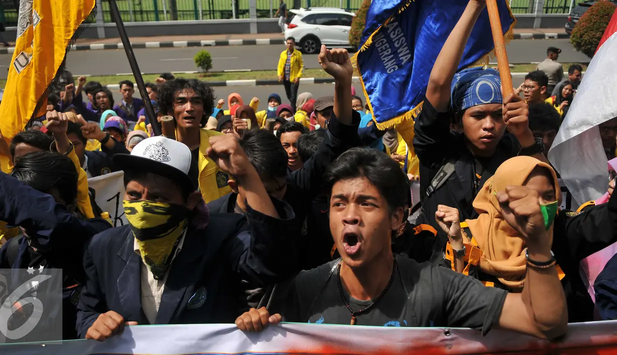 Mahasiswa melakukan aksi unjuk rasa memperingati Hardiknas di Kemendikbud, Jakarta, Senin (2/5). Mereka mendesak pemerintah untuk lebih memperhatikan pendidikan gratis dan berkualitas serta dapat diakses seluruh rakyat. (Liputan6.com/Gempur M Surya)