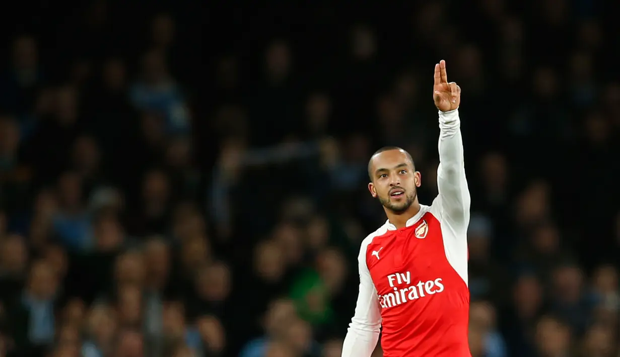 Gelandang Arsenal, Theo Walcott melakukan selebrasi usai mencetak gol kegawang Manchester City pada lanjutan liga Inggris di Stadion Emirates (21/12). Arsenal menang atas City dengan skor 2-1. (Reuters/John Sibley)