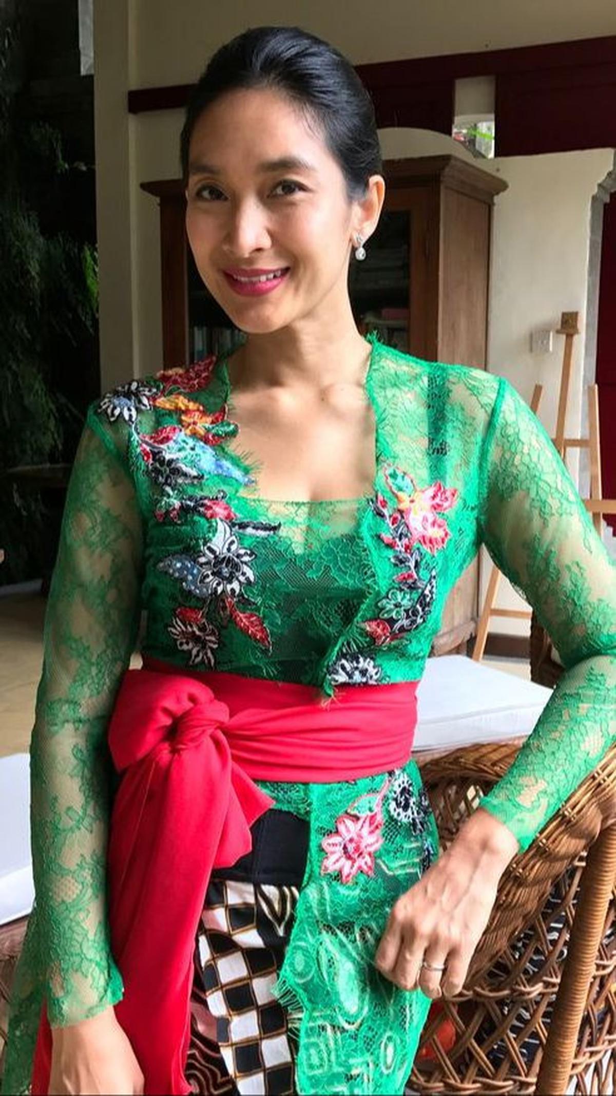 <b>4. Inspirasi Kebaya Bali Kombinasi Brokat dan Embroidery</b>
