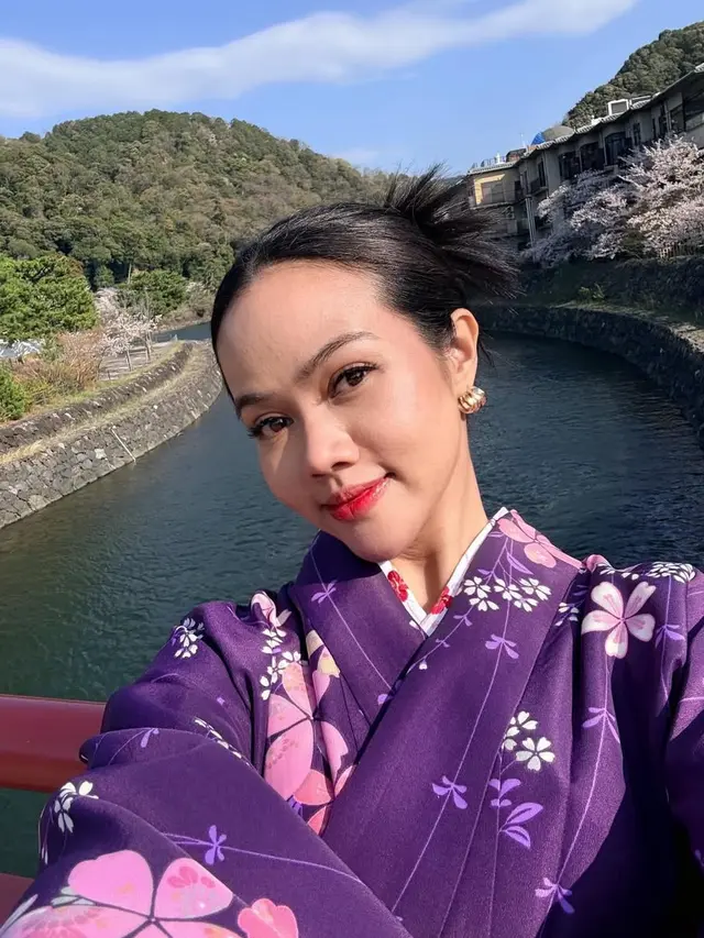 Makeup Yura Yunita saat Liburan ke Jepang pakai kimono. [@yurayunita]