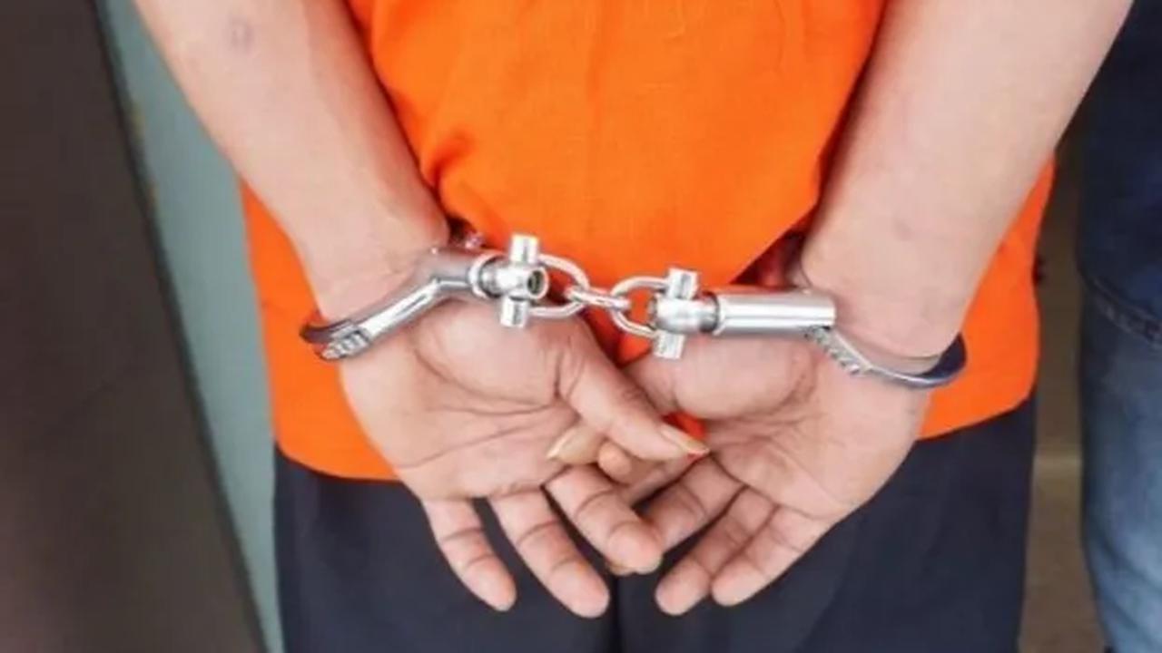 Polisi memeriksa urine U, ayah yang membanting anak kandung hingga meninggal dunia di Penjaringan, Jakarta Utara.<br>