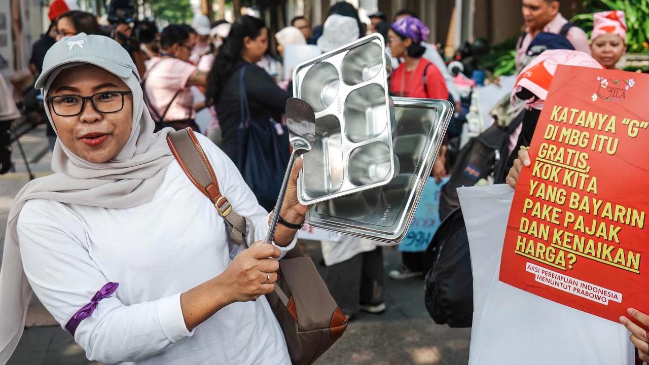 FOTO: Aliansi Perempuan Indonesia Gelar Aksi di Dukuh Atas
