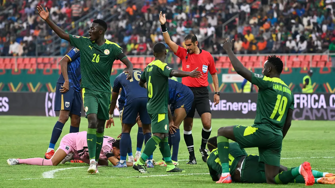 Foto: Hakimi dan Mane Jadi Aktor Utama Kemenangan Negaranya untuk Mengamankan Tiket Perempatfinal Piala Afrika 2021