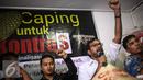 Hariz Azhar hadir dalam dukungan masyarakat dan petani untuk Kontras di Jakarta, Selasa (9/8). Dukungan yang bertemakan "Caping untuk Kontras" untuk menghentikan tindakan kriminalisasi terhadap pejuang HAM. (Liputan6.com/Faizal Fanani)