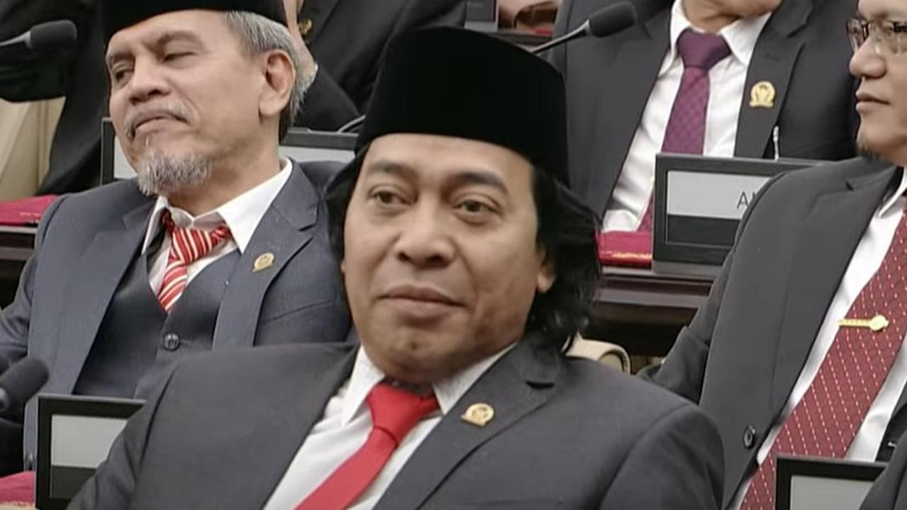 VIDEO: Kocak Momen Komeng Disorot Bikin DPR Teriak 'Uhuy' saat Pelantikan