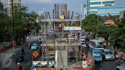 Kendaraan melintas di sekitar proyek pembangunan busway layang Ciledug-Tendean di kawasan Mampang, Jakarta, Kamis (6/8/2015). Pengerjaan tiang fondasi jalan layang Koridor XIII direncanakan rampung pada Agustus 2015 ini. (Liputan6.com/Yoppy Renato)