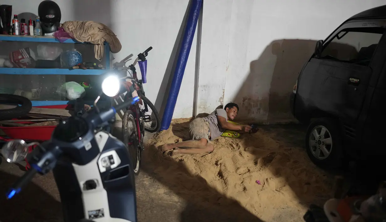 Sebelum diletakkan di dalam rumah, pasir terlebih dahulu diayak dan dibersihkan dari kotoran maupun material laut. pasir di dalam rumah secara berkala diganti supaya tetap higienis. (AP Photo/Dita Alangkara)