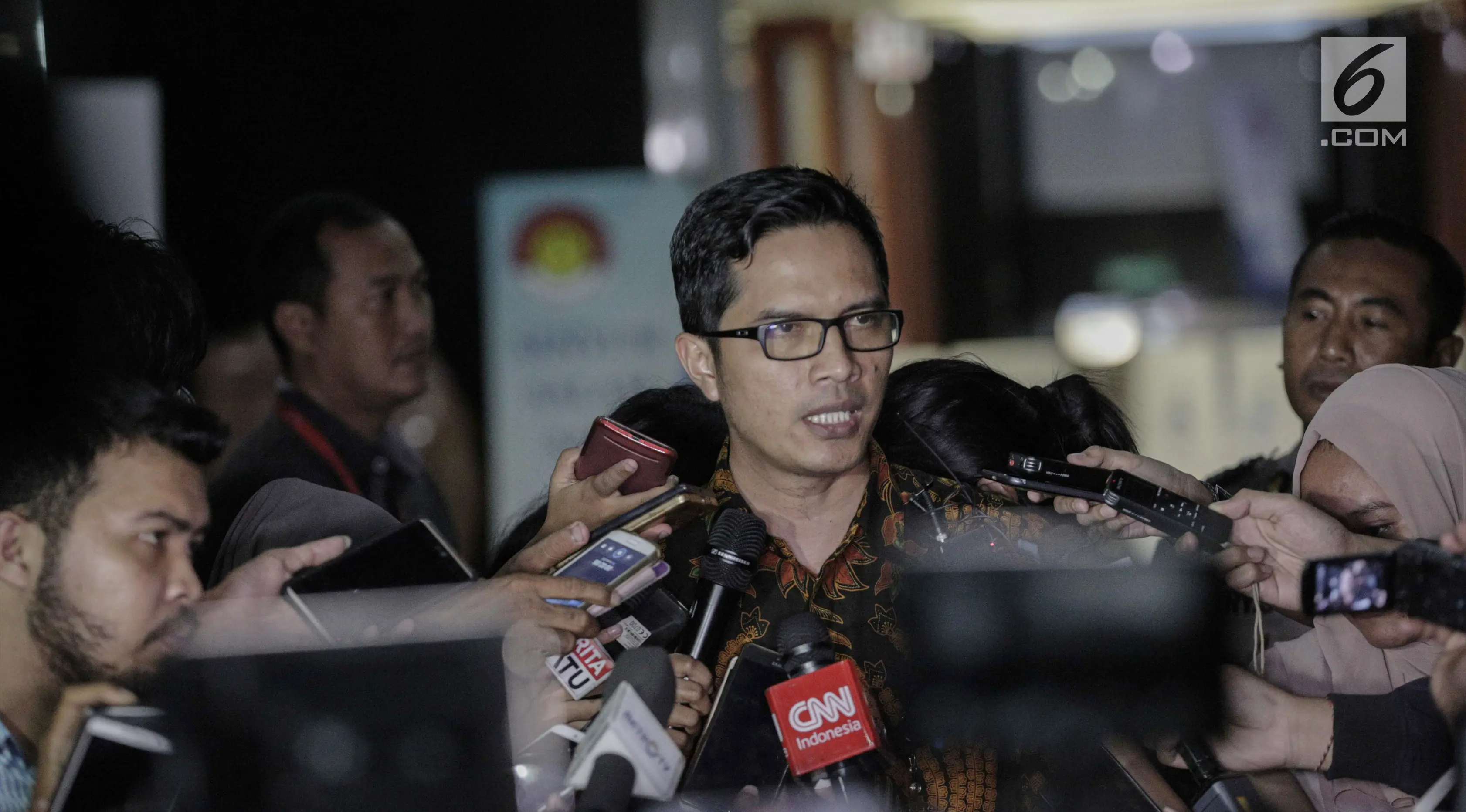 Juru bicara KPK, Febri Diansyah memberikan keterangan kepada awak media di Gedung KPK, Kamis (17/11). Febri juga mengatakan bahwa kini penyidik telah mengirim tim ke RS Medika Permata Hijau untuk mengecek kondisi Setya Novanto.(Liputan6.com/Faizal Fanani)