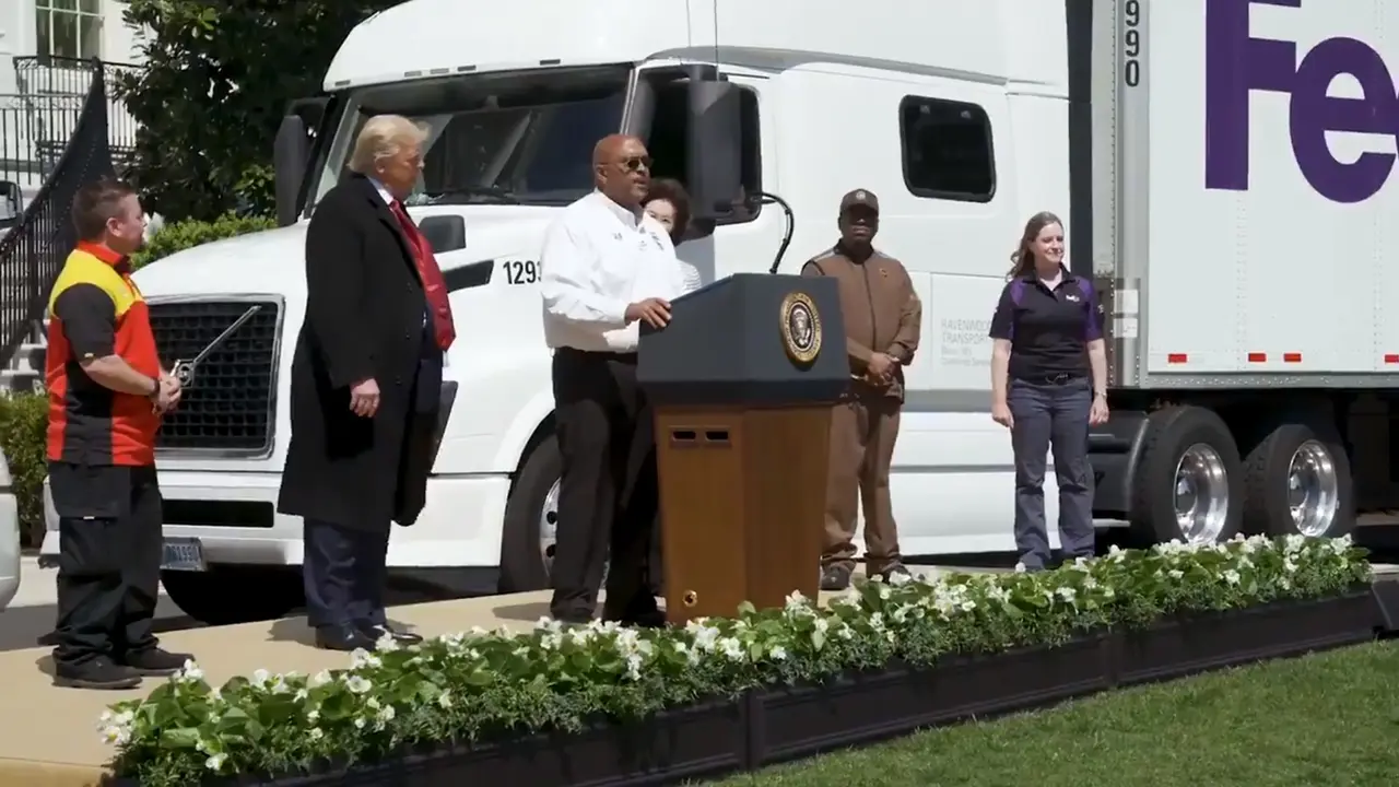 Pujian Presiden AS Donald Trump ke para sopir truk yang terus bekerja di tengah pandemi Virus Corona COVID-19.