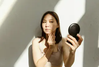 Ilustrasi perempuan menggunakan base makeup. (Cr: Polina Tankilevitch/Pexels)