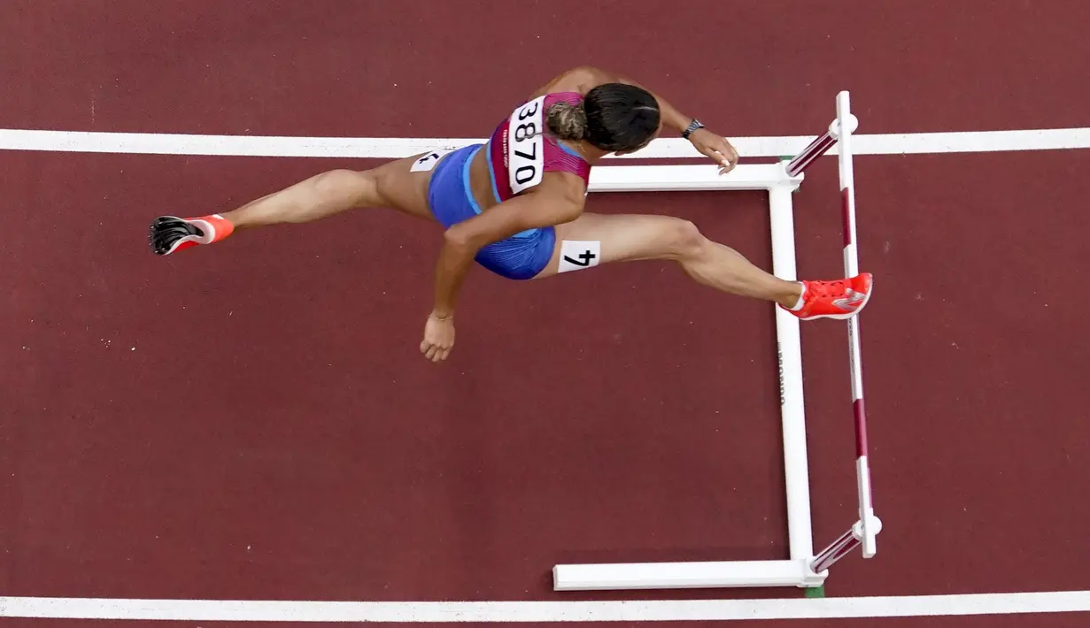 Pelari gawang Amerika Serikat Sydney McLaughlin saat bertanding pada final lari gawang 400 meter putri Olimpiade Tokyo 2020 di Tokyo, Jepang, Rabu (4/8/2021). McLaughlin membayar kegagalannya di Olimpiade Rio de Janeiro 2016. (AP Photo/Morry Gash)