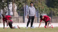 Pelatih Timnas Indonesia U-24, Indra Sjafri, saat menggelar latihan di Lapangan A Senayan, Jakarta, Jumat (15/9/2023) pagi WIB. (Bola.com/Bagaskara Lazuardi)