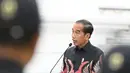 Presiden Jokowi tampil mengenakan batik hitam dengan corak bernuansa merah muda yang semarak. [Foto: Instagram/jokowi]