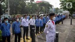 Anggota paskibra beserta peserta mengikuti pengibaran bendera Merah Putih saat upacara di depan Museum Sumpah Pemuda, Jakarta, Kamis (28/10/2021). Upacara tersebut dilaksanakan untuk memperingati Hari Sumpah Pemuda ke-93. (Liputan6.com/Faizal Fanani)