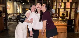 Dalam unggahan terbarunya, Aaliyah membagikan potret hangat kebersamaan mereka yang terasa intimate, sekaligus stylish. [@aaliyah.massaid].