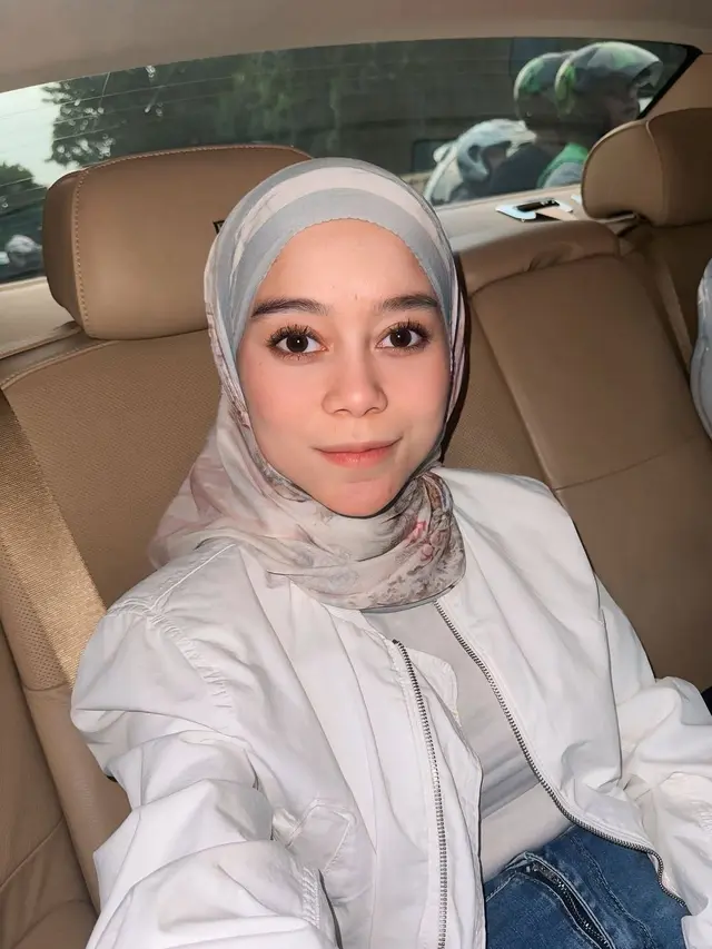 Inspirasi hijab outfit ala Lesti Kejora (Instagram/@lestikejora)
