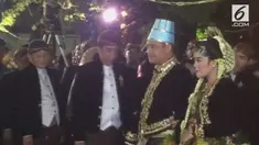 Tak hanya iring-iringan kereta kencana, ratusan warga juga dilibatkan dengan gunakan baju adat.