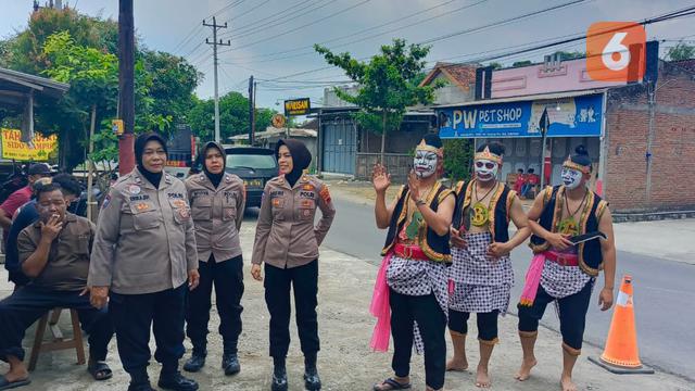 Berkostum Punokawan, Polres Sukoharjo Ajak Masyarakat Wujudkan Pemilu yang Aman dan Damai