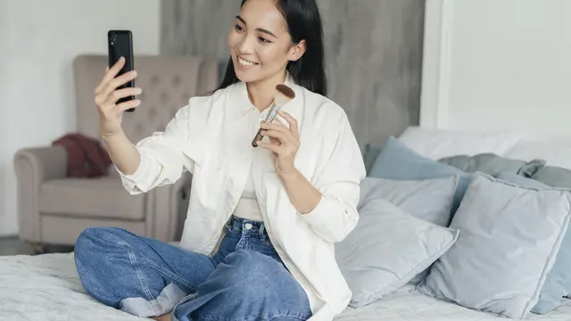 Perempuan sedang Membuat Konten