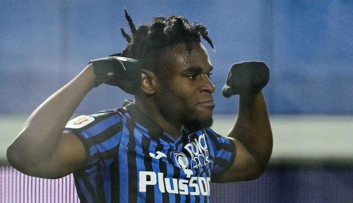 Penyerang Atalanta, Duvan Zapata melakukan selebrasi usai mencetak gol ke gawang Napoli pada pertandingan leg kedua semifinal Coppa Italia di stadion Azzurri d'Italia di Bergamo, Kamis (11/2/2021).  Atalanta menang atas Napoli 3-1. (AFP/Miguel Medina)