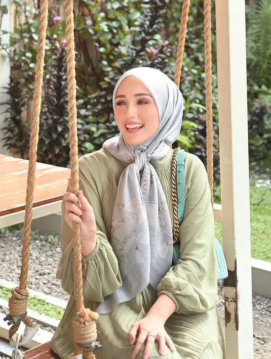 Outfit bernuansa kehijauan seperti yang dikenakan oleh Adelia Pasha di foto ini juga bisa jadi inspirasi menarik untuk tampil dengan warna-warna pastel. [Foto: Instagram/adeliapasha]