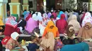 Jemaah wanita bertadarus Alquran hingga ke tangga di Masjid Kauman, Semarang, Jawa Tengah, Rabu (8/5/2019). (Liputan6.com/Gholib)
