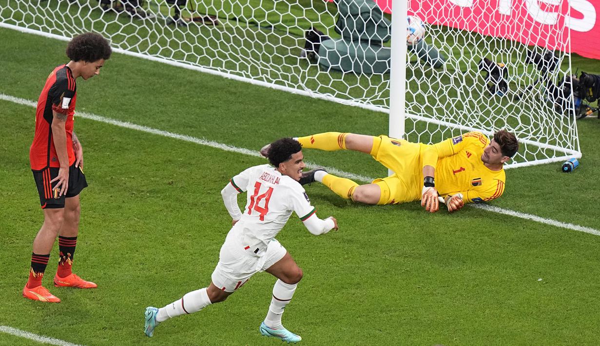 Tak mampu mencetak gol, Timnas Belgia justru kebobolan gol kedua oleh aksi Zakaria Aboukhlal saat injury time babak kedua memasuki menit kedua. Gol berawal dari umpan silang Hakim Ziyech yang berhasil diselesaikan dengan sepakan kaki kanan Zakaria Aboukhlal. (AP/Pavel Golovkin)