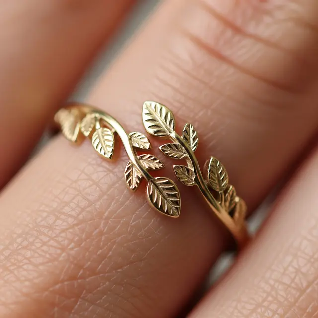 Cincin Emas Kecil tapi Tampak Mewah di Jari
