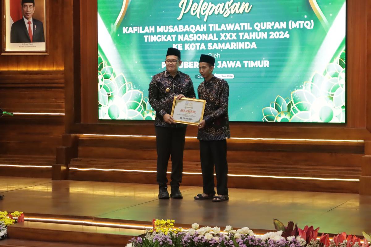 Ach Farhan menerima apresiasi dari Pj Gubernur Jatim