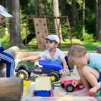 Teman bermain sangat berpengaruh terhadap perkembangan anak. (Foto: Unsplash/Alexandr Podvalny)