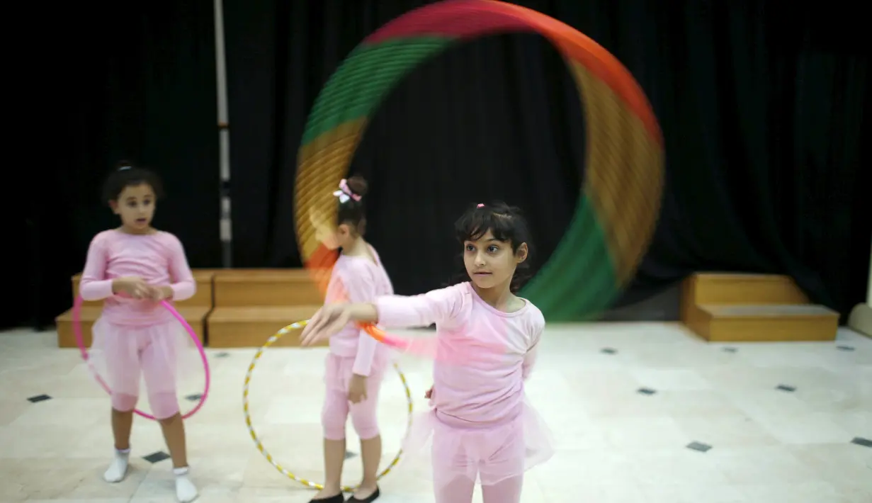 Gerakan dasar balet diperagakan anak-anak Palestina ini saat berlatih di kota Gaza, Palestina, (25/11/2015). (Reuters/Suhaib Salem).