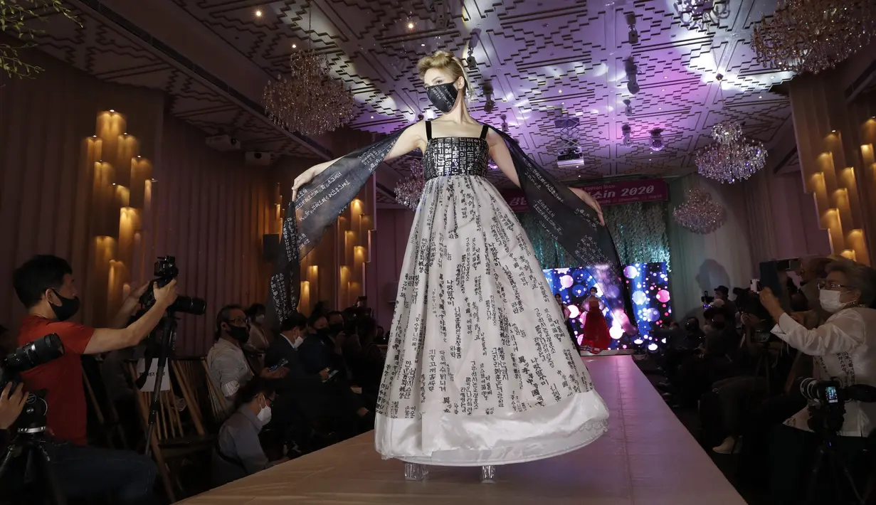 Model mengenakan masker dalam peragaan busana di Seoul, Korea Selatan, Jumat (24/7/2020). Peragaan busana ini digelar di tengah pandemi COVID-19 yang melanda dunia. (AP Photo/Lee Jin-man)