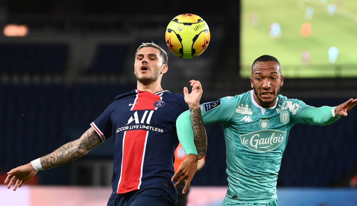Penyerang PSG, Mauro Icardi, berebut bola dengan bek Angers, Enzo Ebosse, pada laga lanjutan Liga Prancis di Parc des Princes Stadium, Sabtu (3/10/2020) dini hari WIB. PSG menang 6-1 atas Angers. (AFP/Franck Fife)