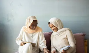 Dua wanita muslimah membaca buku (Pexels)
