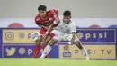 Muhammad Ferarri (kiri) melakoni debutnya di BRI Liga 1 2021/2022 saat berumur 18 tahun. Bek tengah potensial milik Persija Jakarta tersebut telah mengemas tujuh penampilan sejauh ini. Ferrari dinilai layak untuk membela Timnas Indonesia U-23 di ajang SEA Games 2021. (Bola.com/Bagaskara Lazuardi)