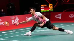 Pemain bulu tangkis Indonesia Jonatan Christie saat bertanding melawan pemain bulu tangkis Singapura Loh Kean Yew pada pertandingan tunggal putra Grup B BWF World Tour Finals 2022 di Bangkok, Thailand, Kamis (8/12/2022). Jonatan Christie mengalahkan Loh Kean Yew dengan rubber game, 16–21, 22–20, dan 21–10. (AP Photo/Sakchai Lalit)