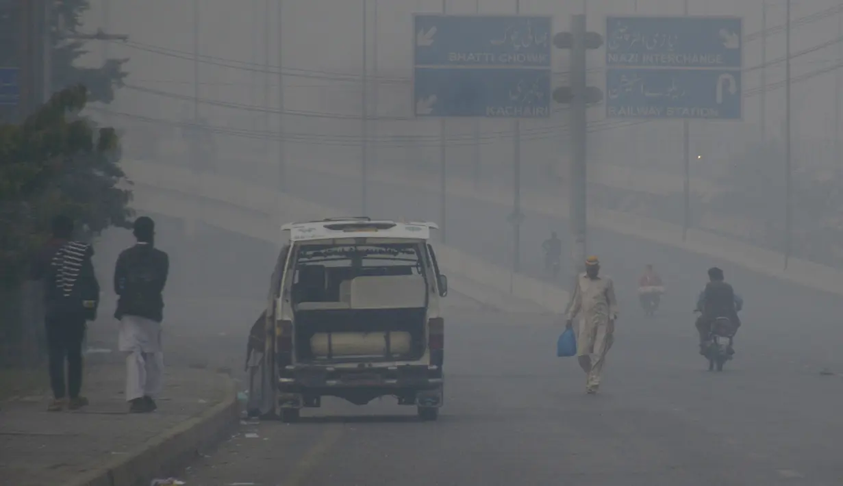 Sejumlah penglaju terlihat diselimuti kabut asap di Lahore, Pakistan timur, pada 10 November 2020. Kabut asap tebal menyelimuti banyak wilayah di Lahore pada Selasa (10/11). (Xinhua/Sajjad)