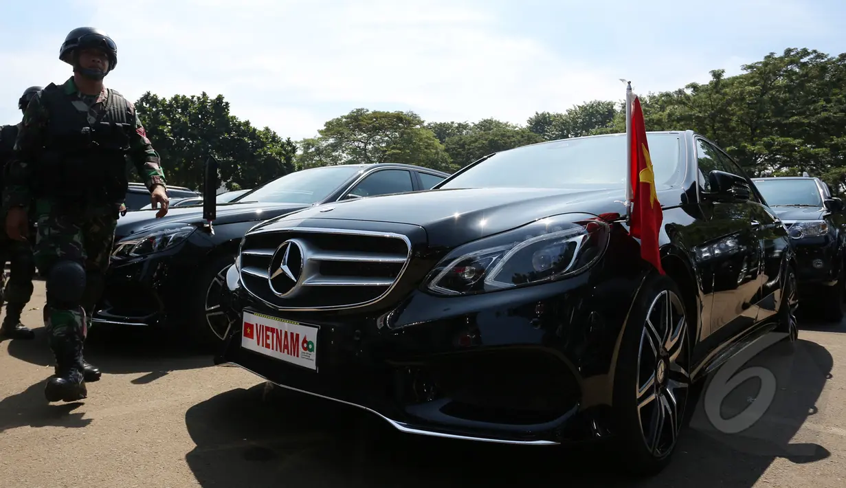 Mobil untuk delegasi peserta peringatan Konferensi Asia-Afrika (KAA) dari Vietnam telah disiapkan di halaman parkir depan Balai Sidang Jakarta Convention Center (JCC), Jakarta, Senin (20/4/2015). (Liputan6.com/Herman Zakharia)