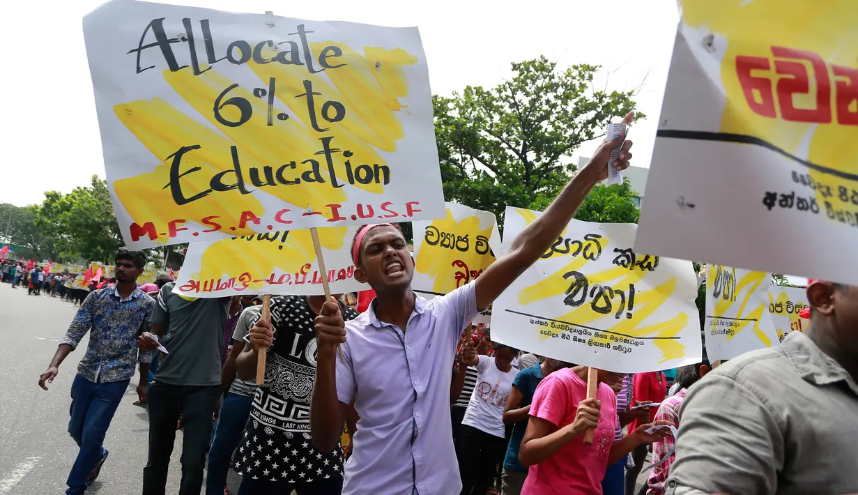 Sejumlah mahasiswa berunjuk rasa di Kolombo, Sri Lanka, Rabu (17/5). Mereka menolak universitas medis swasta yang dianggap membahayakan tradisi pendidikan yang didanai pemerintah. (AP/Eranga Jayawardena)
