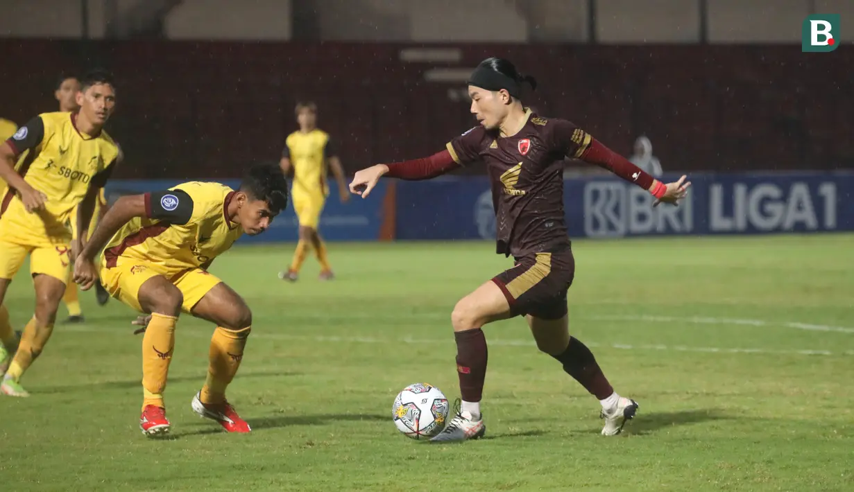 Dalam laga yang sempat mundur sekitar 45 menit dari jadwal resmi, PSM Makassar yang masih menjaga rekor tak terkalahkan di BRI Liga 1 2022/2023 mengawali laga menghadapi Persikabo 1973 dengan permainan dominan. Kenzo Nambu dkk mampu merepotkan pertahanan Persikabo 1973 di awal laga. (Bola.com/Nandang Permana)