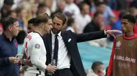 Pelatih Inggris Gareth Southgate berbicara dengan Jack Grealish sebelum menggantikan rekan setimnya Bukayo Saka dalam laga melawan Jerman pada babak 16 besar Euro 2020 di Stadion Wembley, London, Selasa (29/6/2021). (AP Photo/Frank Augstein, Pool )