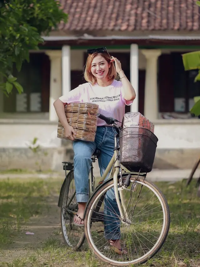 6 Potret Delta Hesti, Istri Tom Liwafa yang Sempat Jaga Anak Vanessa Angel