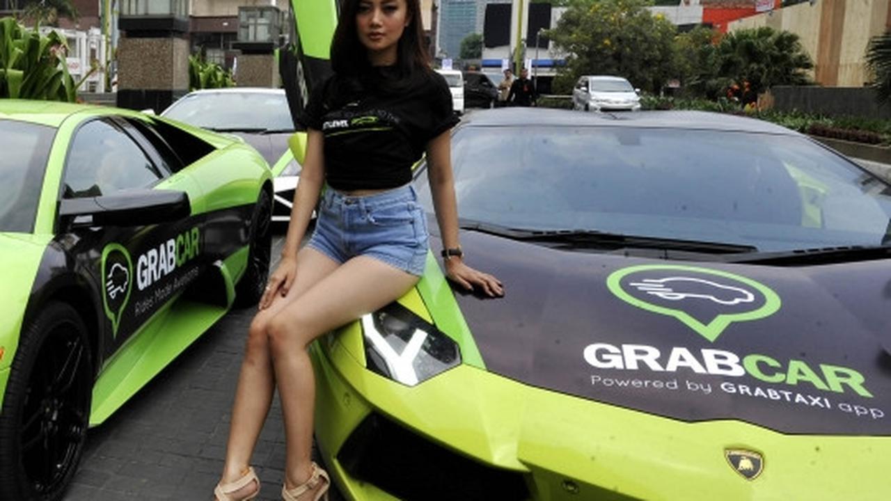 Pose-pose model seksi hiasi peluncuran GrabCar Lamborghini