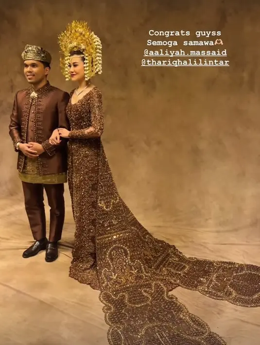 Tampilan Aaliyah Massaid terlihat megah dengan aksen double tail dan kain songket sebagai bawahan [@aaliyah.massaid]