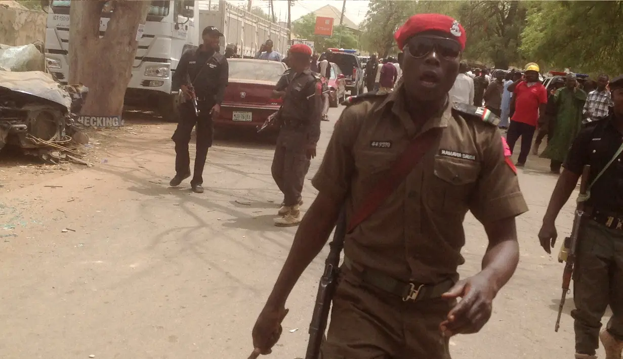 Petugas kepolisian saat mengamankan lokasi di kantor polisi di kota Yola , Nigeria 25 Februari 2016. Daerah Afrika ini mengalami berbagai serangan yang diduga terkait gerakan bernama  Boko Haram. (REUTERS / Stringer)