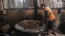 Pekerja menggoreng kerupuk kulit yang telah dijemur di industri rumahan kawasan Bogor, Minggu (26/9/2021). Pelaku usaha kerupuk kulit mengaku permintaan kerupuk kulit mengalami penurunan hingga 50 persen akibat Pemberlakuan Pembatasan Kegiatan Masyarakat (PPKM). (merdeka.com/Iqbal S Nugroho)